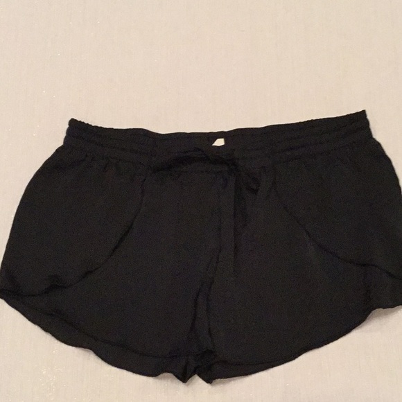 Me to We Pants - Black Satin like Tulip 🌷 shorts M